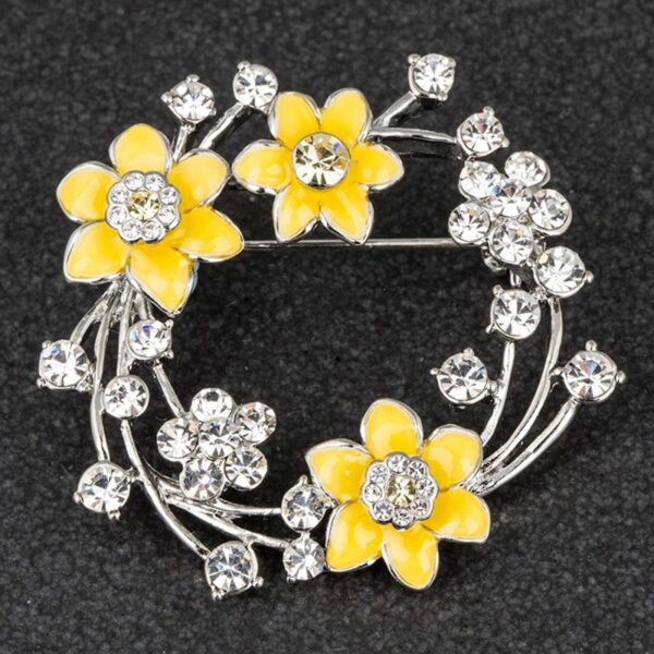 JD279412-Daffodil Round Brooch Golden yellow daffodil brooch showing detailed flower petals and tac pin fastening